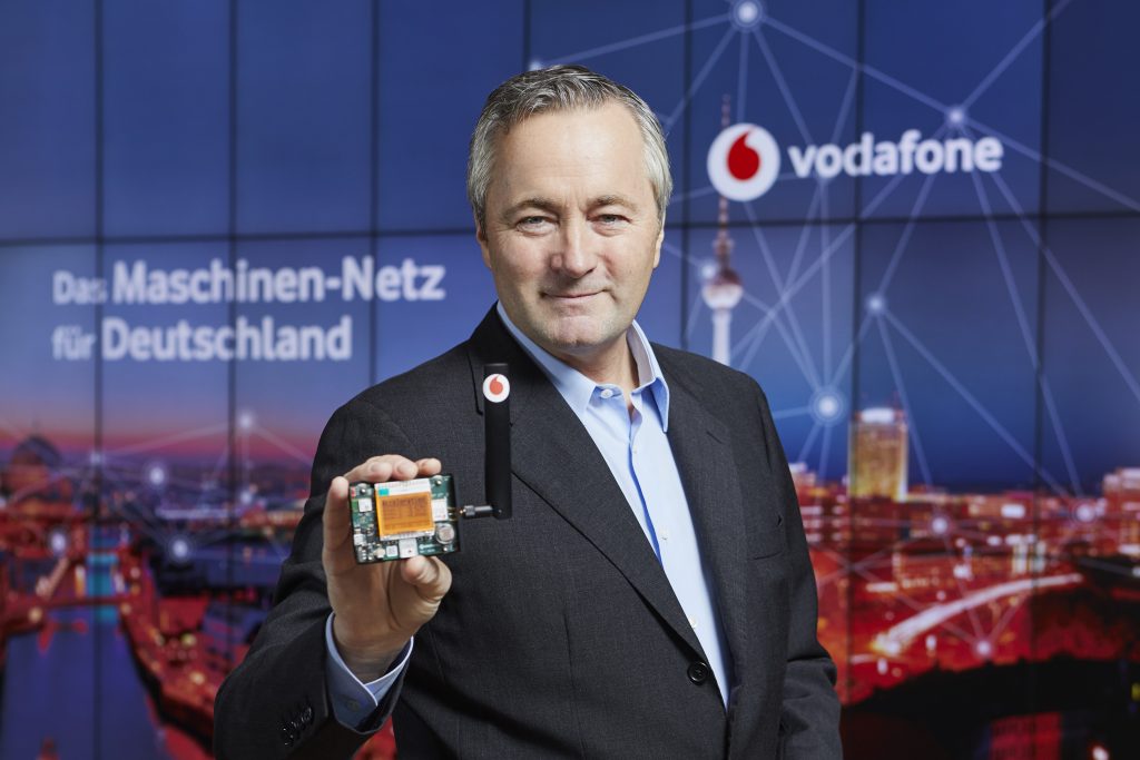 Vodafone-CEO Hannes Ametsreiter mit einem Multi-Sensor fÃ¼r das Internet der Dinge. Sensoren sind die Erkenner bei Kommunikationsprozessen im Netz. (Bild: Vodafone GmbH)